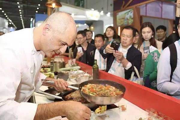 法国厨师制作牛肉吸引了众多观众.jpg